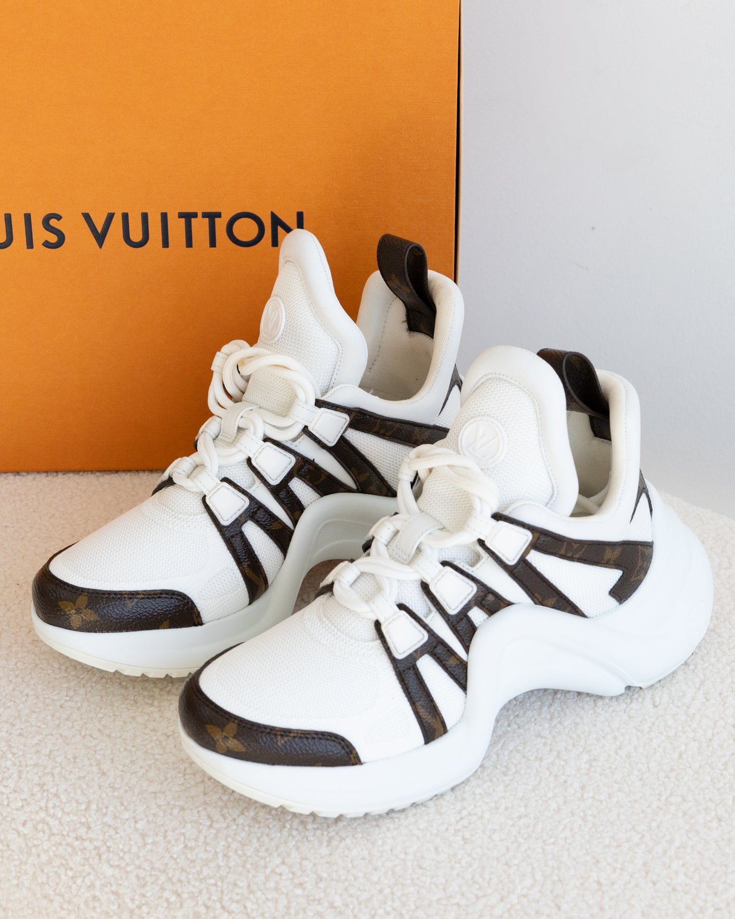 LOUIS VUITTON Archlight 37