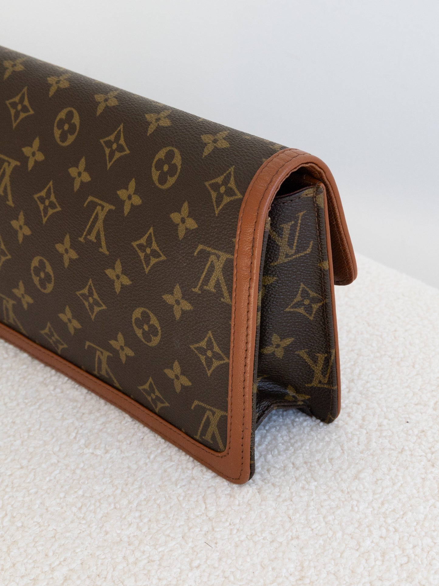 LOUIS VUITTON Pochette Dame