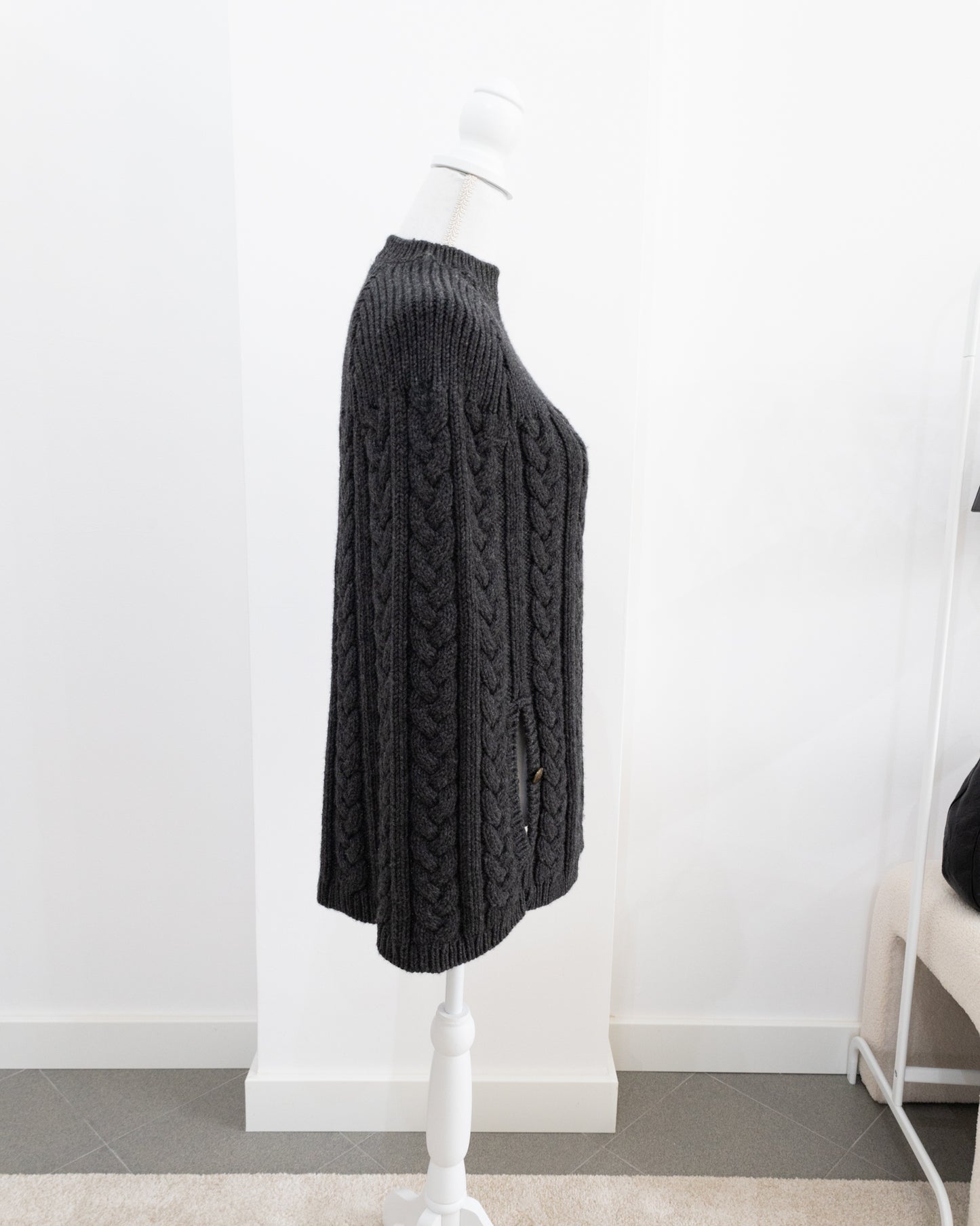 LOUIS VUITTON Poncho M - THE VOG CLOSET