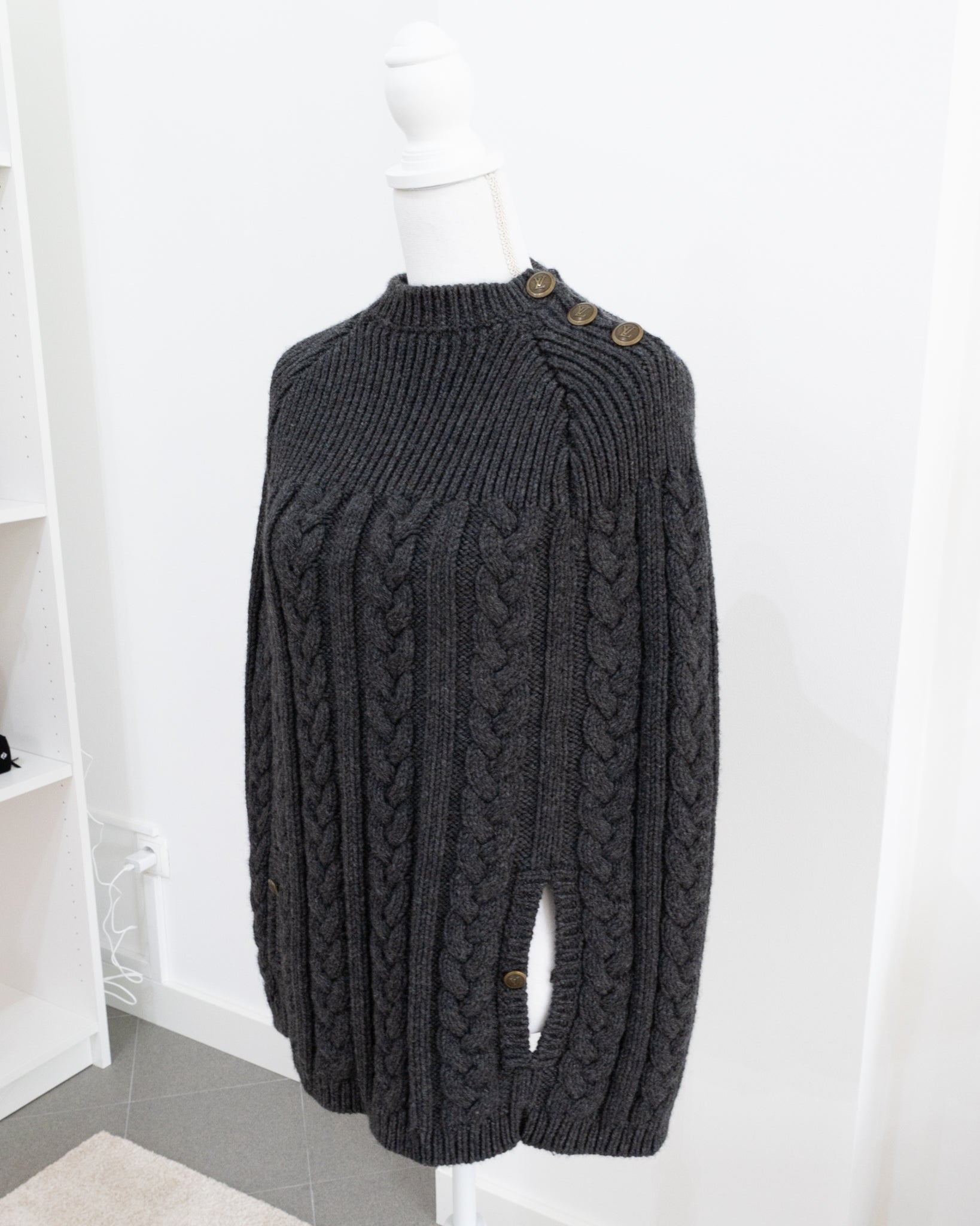 LOUIS VUITTON Poncho M - THE VOG CLOSET