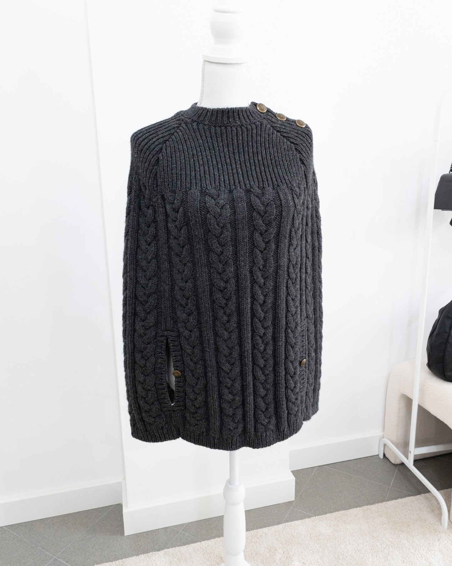 LOUIS VUITTON Poncho M - THE VOG CLOSET